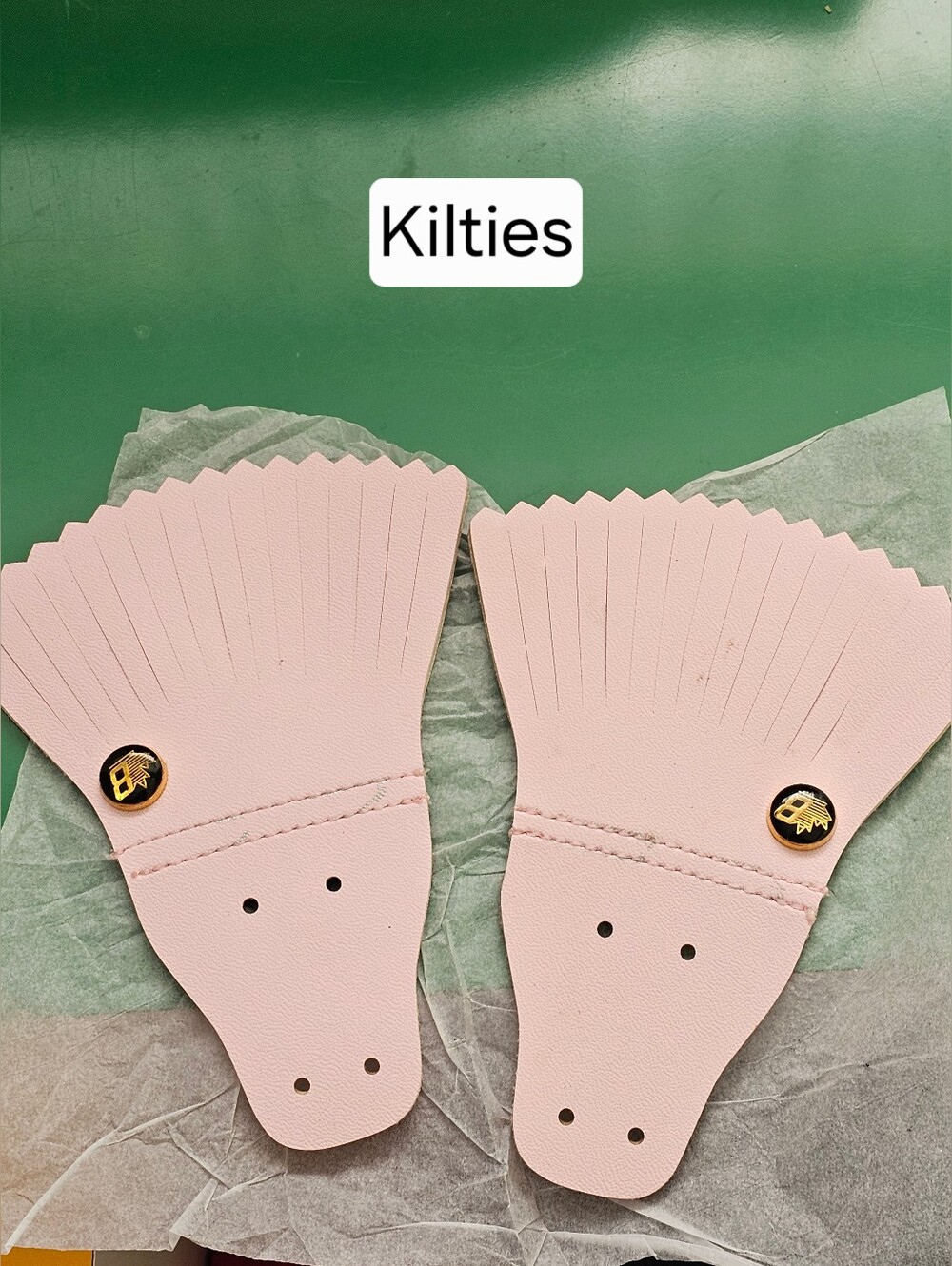 ❗️CLASSIC  leather KILTIES tassel in White and PINK  ❗️NWOT ❗️